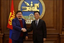 Le président de l’Assemblée nationale mongole, Gombojav Zandanshatar, et l’ambassadeur du Vietnam, Doan Khanh Tam (à droite). Photo: Ambassade du Vietnam en Mongolie