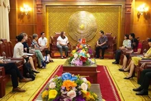 Le vice-président du Comité populaire provincial de Quang Tri, Hoang Nam, reçoit une délégation de Peacetrees Vietnam. Photo: quangtri.gov.vn