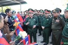 Le vice-ministre vietnamien de la Défense, Hoàng Xuân Chiên (4e à partir de la droite) contrôle les préparatifs du premier échange d’amitié de la défense frontalière Vietnam - Laos - Cambodge. Photo : QDND.