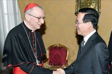 Le Président de l'État vietnamien, Vo Van Thuong (à droite) et le Secrétaire d'État du Vatican, le cardinal Pietro Parolin. Photo : VNA.