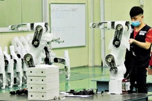 Assemblage du bras du robot dans la société par actions Seojin Vina Co., Ltd. Photo : baobacgiang.com.vn