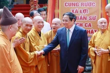 Le Premier ministre Pham Minh Chinh avec les dignitaires bouddhistes, à la pagode Quan Su, à Hanoi, le 2 juin. Photo : VNA.