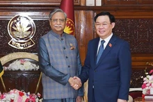 Le Président de l'Assemblée nationale vietnamienne, Vuong Dinh Huê, (à droite) et le Président du Bangladesh, Mohammed Shahabuddin. Photo : VNA.