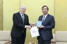 Le président du Comité populaire de la ville de Da Nang, Lê Trung Chinh (à droite), reçoit l’ambassadeur de Finlande au Vietnam, Keijo Norvanto.