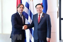 La Présidente de l'Assemblée nationale du vietnam, Vuong Dinh Huê (à droite) rencontre le Président Luis Lacalle Pou lors de sa visite officielle en République orientale de l'Uruguay, en avril 2023. Photo : VNA.