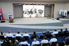 Lors de la cérémonie de célébration du 50e anniversaire de la première visite du commandant en chef Fidel Castro au Vietnam. Photo: baoquocte