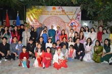 L'ambassadeur Nguyên Huy Dung et des membres de la communauté des Vietnamiens en Égypte. Photo : VNA.