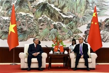 Le président de la Cour populaire suprême du Vietnam, NNguyên Hoa Binh (gauche) et le président de la Cour populaire suprême chinoise, Zhang Jun. Photo: VNA