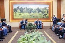 Le président du Comité populaire provincial de Phu Tho, Bui Van Quang, reçoit la délégation de VKBIA. Photo: PCV