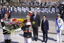Le Président Vo Van Thuong dépose des fleurs à l’Autel de la Patrie à Rome. Photo : VNA.