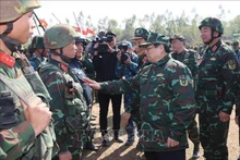 Le Premier ministre assiste à un exercice tactique militaire de tir réel du 12e corps d'armée. Photo : VNA.