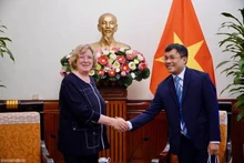 Le vice-ministre permanent des Affaires étrangères, Nguyên Minh Vu, et Catherine Deroche, présidente de la Commission des Affaires sociales du Sénat française. Photo : VNA.