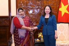 La vice-présidente de la République Vo Thi Anh Xuân (à droite) et l'ambassadrice du Bangladesh, Samina Naz. Photo : VNA