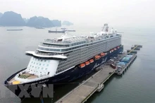 Le navire Mein Schiff 5 amène plus de 2 000 touristes étrangers à la baie d’Ha Long. Photo: VNA