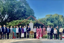 La délégation rend un hommage floral au Président Hô Chi Minh dans le parc qui porte son nom à La Havane. Photo : VNA.