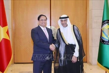 Le Premier ministre Pham Minh Chinh et le secrétaire général du CCG, Jassim Muhammad Al-Budaiwi. Photo : VNA.