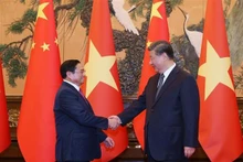 Le Premier ministre Pham Minh Chinh (droite) et le secrétaire général du Comité central du Parti communiste chinois, président chinois Xi Jinping. Photo : VNA
