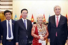 Le président Vo Van Thuong (2e à gauche), le président du Kazakhstan, Kassym-Jomart Tokaïev (à droite) et les camarades étudiants du président du Kazakhstan, Lê Hông Hanh et Nguyên My Loan. Photo: VNA