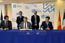 Signature de conventions de coopération entre Yen Bai, le Val-de-Marne et l’Assainissement de l’Agglomération Parisienne (SIAAP). Photo : VNA