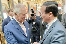 Le président Vo Van Thuong (droite) et le roi britannique Charles III. Photo : VNA