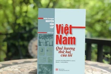 Le livre intitulé « Le Vietnam — ma deuxième Patrie » du héros des forces armées populaires du Vietnam, Kostas Sarantidis — Nguyen Van Lap. Photo: thoidai