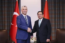 Le Premier ministre Pham Minh Chinh (à droite) et le ministre turc du Commerce, Omer Bolat. Photo : VNA.