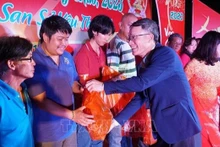 Les organisateurs ont offert des cadeaux du Têt à 100 Viêt kiêu au Laos en difficulté. Photo : VNA.