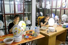 Création des motifs sur de la céramique. Photo: baophutho.vn
