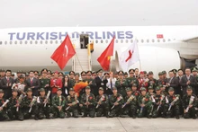 L’équipe de secours et de sauvetage du ministère de la Défense de retour à l’aéroport international de Nôi Bài à Hanoï après avoir accompli sa mission en Turquie. Photo : Trong Duc/VNA.