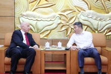 Phan Anh Son (à droite), vice-président et secrétaire général de l’Union des organisations d’amitié du Vietnam et Mark Kent, ancien ambassadeur britannique au Vietnam, et président de l’Association de Scotch Whisky et du VUKN. Photo: vufo.org.vn