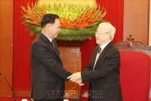 Le Secrétaire général du Parti communiste du Vietnam, Nguyên Phu Trong (à droite), et Thongsalith Mangnomek, secrétaire et chef de cabinet du Comité central du Parti révolutionnaire populaire du Laos. Photo : VNA.