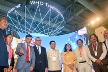 Le directeur de l’OMS, Tedros Adhanom Ghebreyesus, pose avec des délégués lors du sommet mondial sur les médecines traditionnelles, dans l’État du Gujarat, en Inde. Photo : The Indian Express.