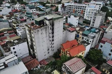 L'immeuble d'habitation où s'est déclaré l'incendie est situé au milieu d'un quartier résidentiel très fréquenté. Photo : VNA