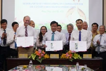 Signature de l'aide-mémoire sur la coopération dans la conservation des grues à tête rouge, à Dông Thap, le 8 avril. Photo : VNA.