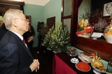 Le Secrétaire général du Parti, Nguyên Phu Trong, rend hommage au Président Hô Chi Minh. Photo : VNA.