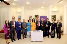 Des responsables vietnamiens et italiens lors de la cérémonie du 50e anniversaire de l'établissement des relations diplomatiques entre le Vietnam et l'Italie. Photo : VNA.