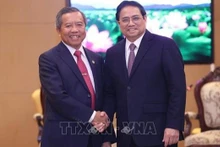 Le Premier ministre Pham Minh Chinh (droite) et Boviengkham Vongdara, président de l'Association d'amitié Laos - Vietnam. Photo: VNA
