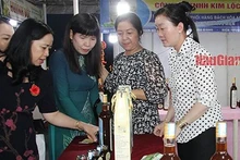 Un stand de la Foire printanière de Hau Giang 2023. Photo : baohaugiang.com.vn