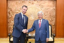 Le président du Comité central du Front de la Patrie du Vietnam, Dô Van Chiên (à droite), et le premier vice-président du Conseil de la Fédération de Russie, Andrey Yatskin, le 17 février à Hanoï. Photo : VNA.