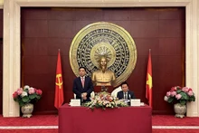 Le général Phan Van Giang (gauche) à l'ambassade du Vietnam en Chine. Photo : VNA