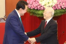 Le Secrétaire général du Parti communiste du Vietnam, Nguyên Phu Trong (à droite), et le Président de la République de Corée, Yoon Suk Yeol. Photo : VNA.