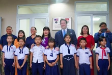 Lors de la cérémonie d’inuaguration de trois salles de classe de l’école primaire de Hoa Dinh Tay dans le district de Phu Hoa. Photo: thoidai