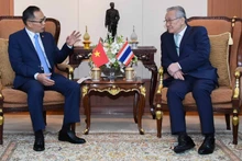 l'ambassadeur du Vietnam en Thaïlande, Phan Chi Thanh, (à gauche) et le vice-Premier ministre et ministre thaïllandais des Affaires étrangères, Don Pramudwinai. Photo: baoquocte