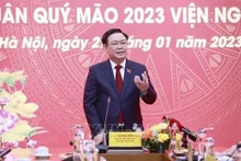 Le président de l’Assemblée nationale Vuong Dinh Huê formulant ses voeux du Nouvel An lunaire 2023 à l’Institut d’études législatives du Comité permanent de l’Assemblée nationale. Photo : VNA