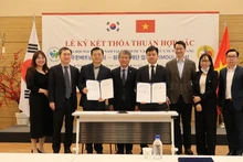 Lors de la cérémonie de signature du protocole d'accord sur l'assistance médicale aux Vietnamiens en République de Corée. Photo: L’Association des Vietnamiens en République de Corée 