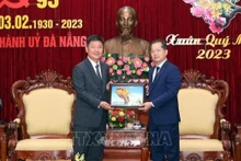 Le secrétaire du Comité du Parti de Da Nang, chef de la délégation des députés municipaux, Nguyen Van Quang (droite) et le consul général de la République de Corée dans la ville de Da Nang (Centre), Kang Boo Sung. Photo : VNA