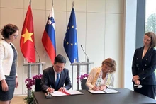 Le ministre Nguyen Hong Dien et la vice-Première ministre Tanja Fajon ont signé le procès-verbal de la 3e réunion du Comité intergouvernemental Vietnam - Slovénie. Photo: VNA