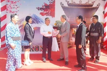 Lors de la rencontre à l’occasion du 50e anniversaire de l’établissement des relations diplomatiques entre le Vietnam et le Japon. Photo: thoidai