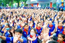  Des jeunes participant à la cérémonie de lancement de la campagne de bénévolat en 2023, en juin à Hô Chi Minh-Ville. Photo : VNA/CVN
