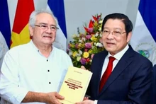 Le chef de la délégation vietnamienne, Phan Dinh Trac, offre un livre du secrétaire général du PCV au Président de l'Assemblée nationale nicaraguayenne, le docteur Gustavo Porras Cortés (à gauche). Photo : VNA.